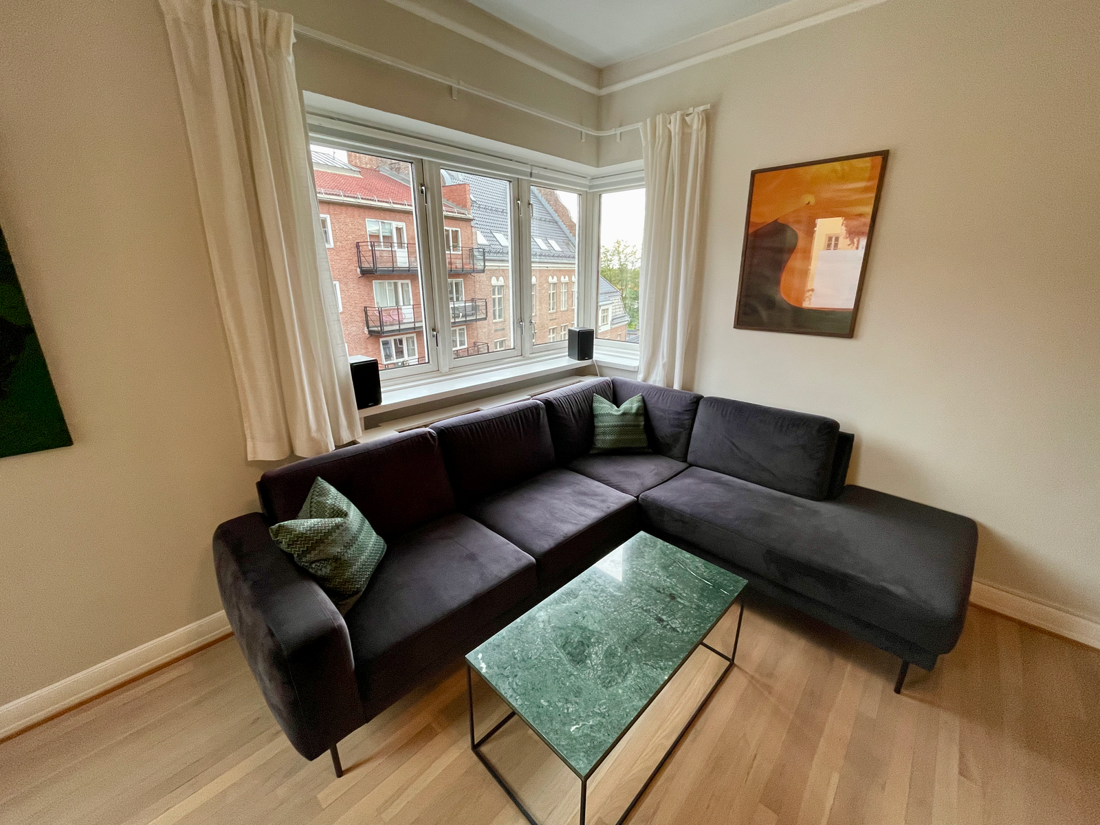 Her er det fin plass til en treseters sofa/hjørnesofa Galleribilde