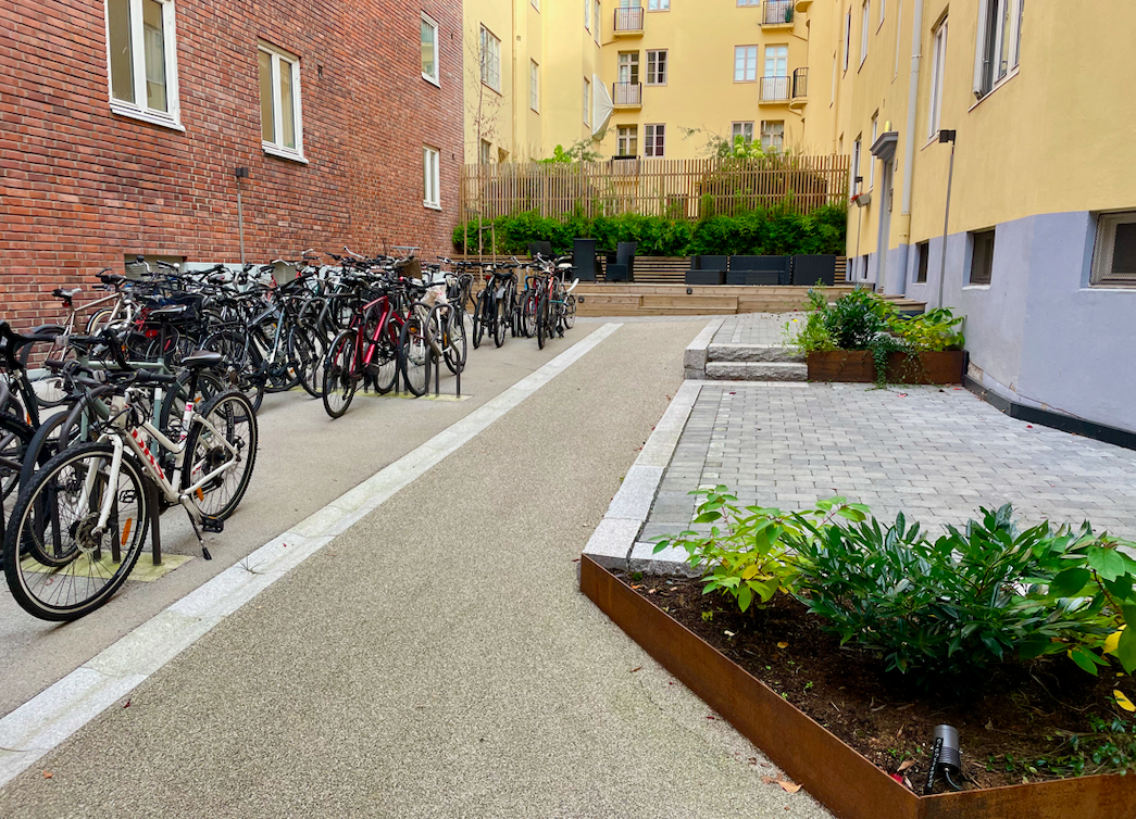 Bakgården ble totalrenovert i 2021. Galleribilde