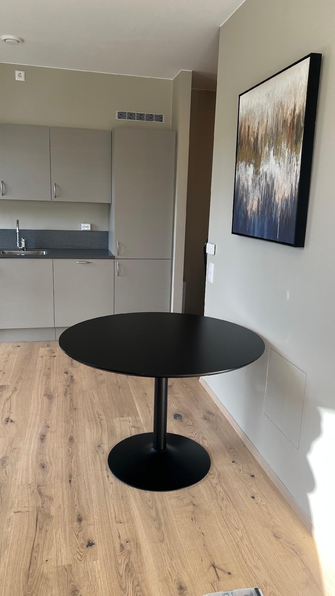 Kjøkken og spiseplass (4 stoler viser ikke på bildet da vi ventet på lev) Galleribilde