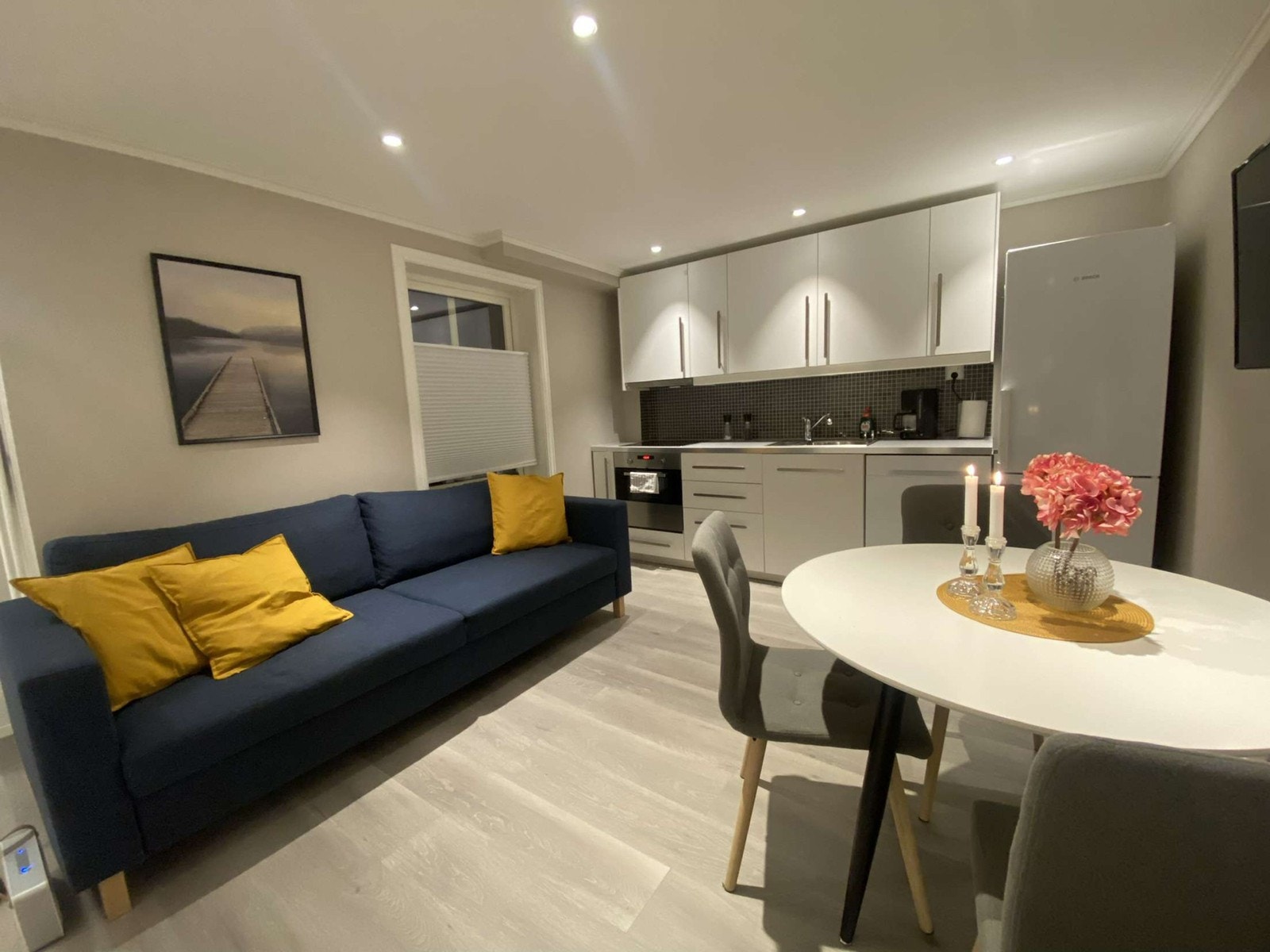 Den blå sofaen er byttet ut med en mindre sofa + lenestol, se siste bilde. Galleribilde