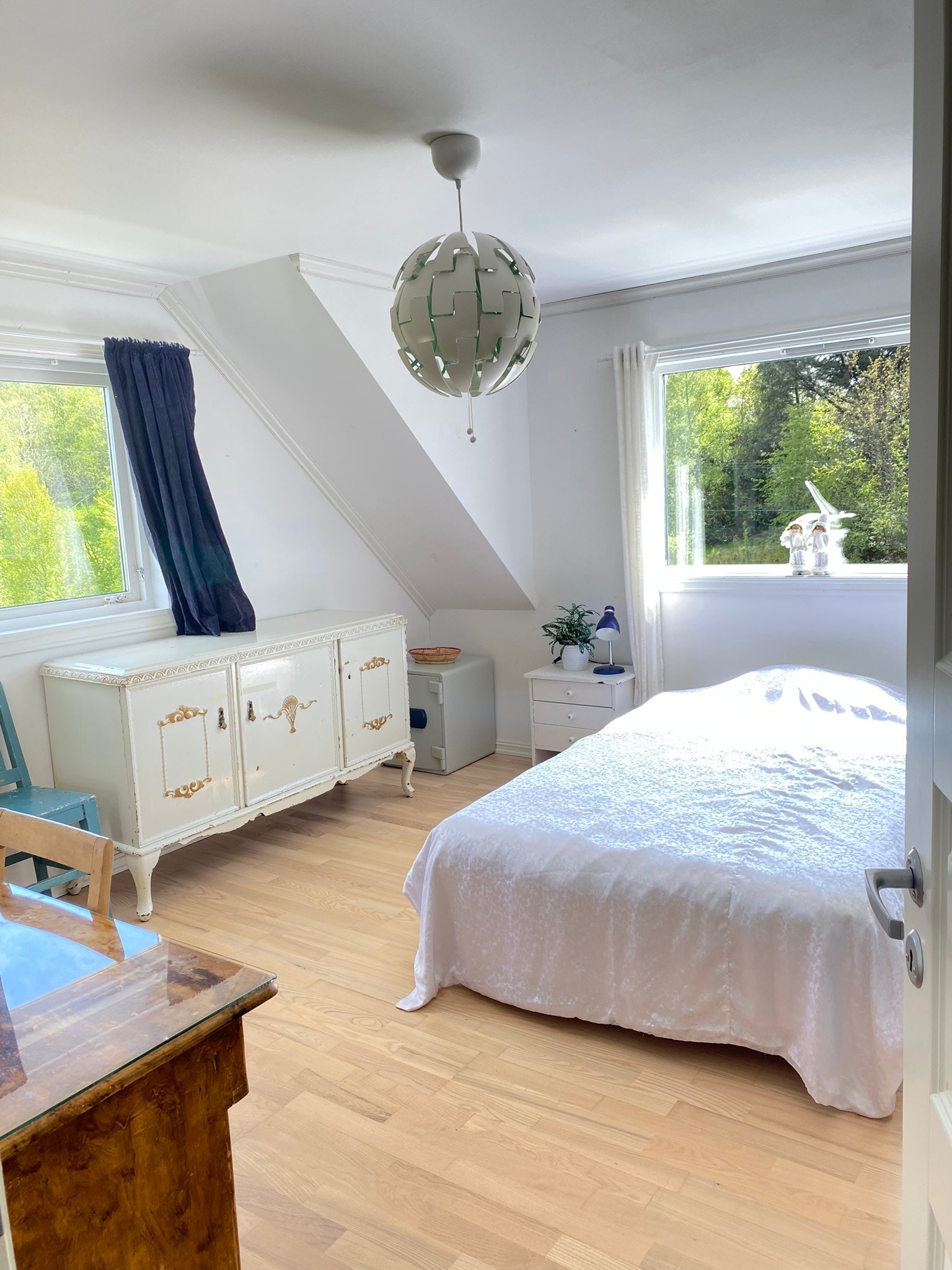 Bed rom 2: Large bed room with a 120 cm large bed. It is possible to use a inflatable madrass in this room on the floor. The inflateble madrass is also 120 cm large. Galleribilde