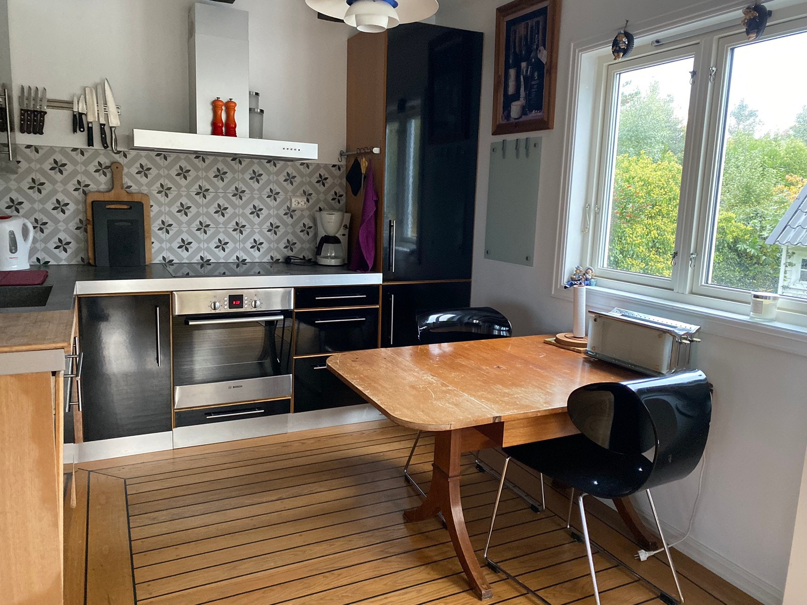 Kitchen and kitchen table in the kitchen area. Galleribilde