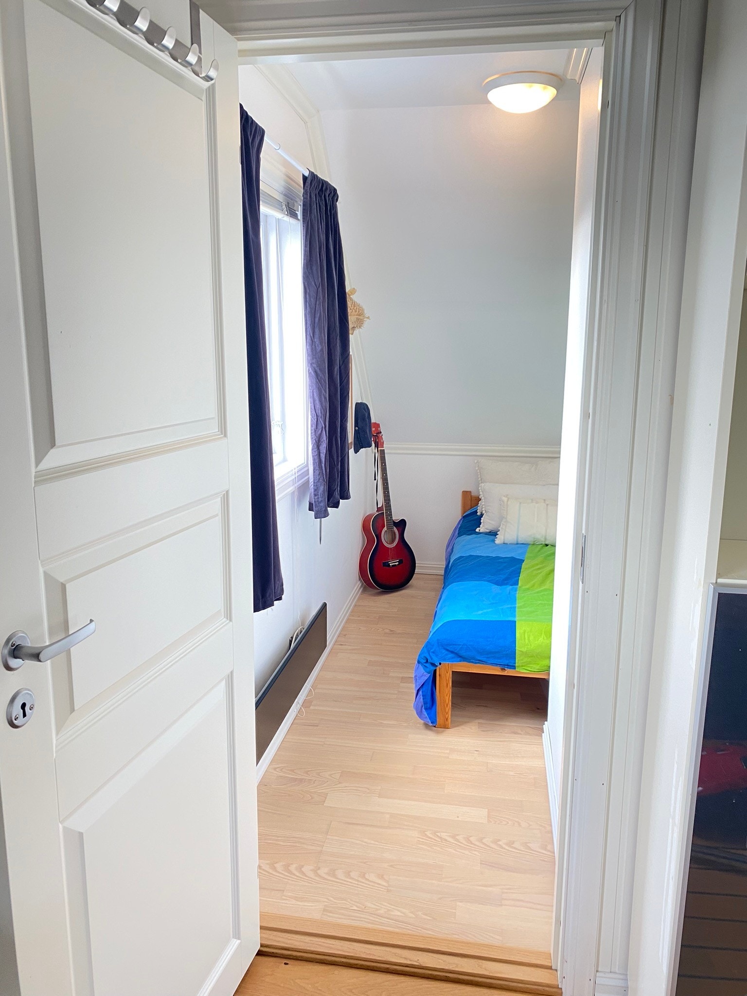 Bed room 4, small bed room, and need to go through the master bedroom to access this bedroom, here is only a single bed. Galleribilde