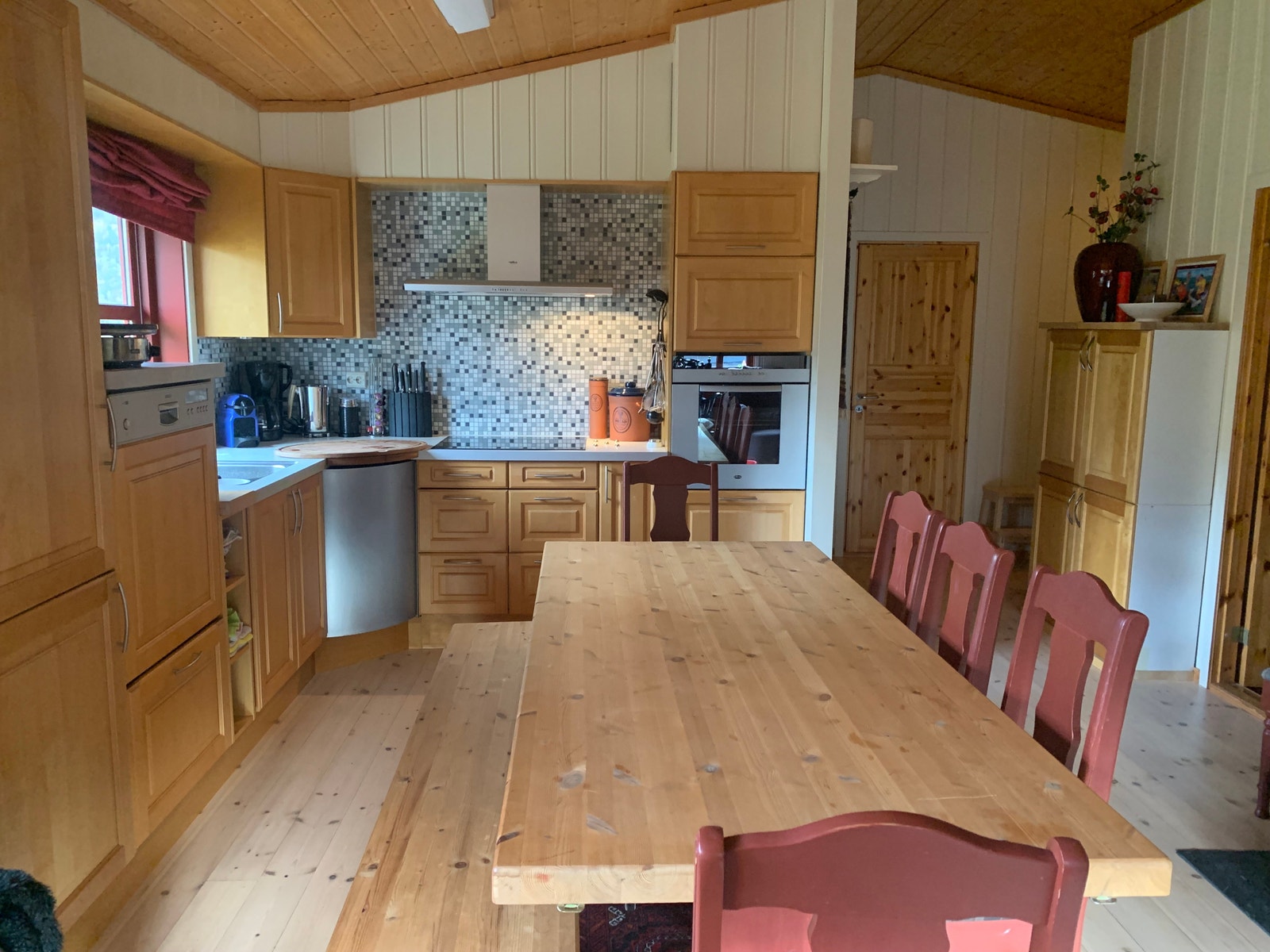 Kjøkkebord med stoler og benk inn mot selve kjøkken. Er veldig praktisk med stort bord, har stor flate å bake på. Galleribilde