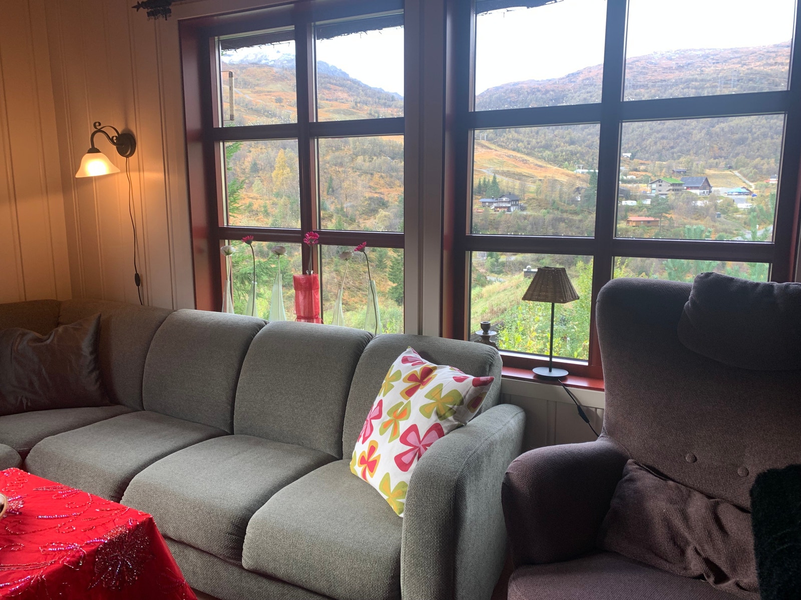 Fra stuevinduer, kjøkkenvindu og master soverom ser man over til skitrekket. Galleribilde