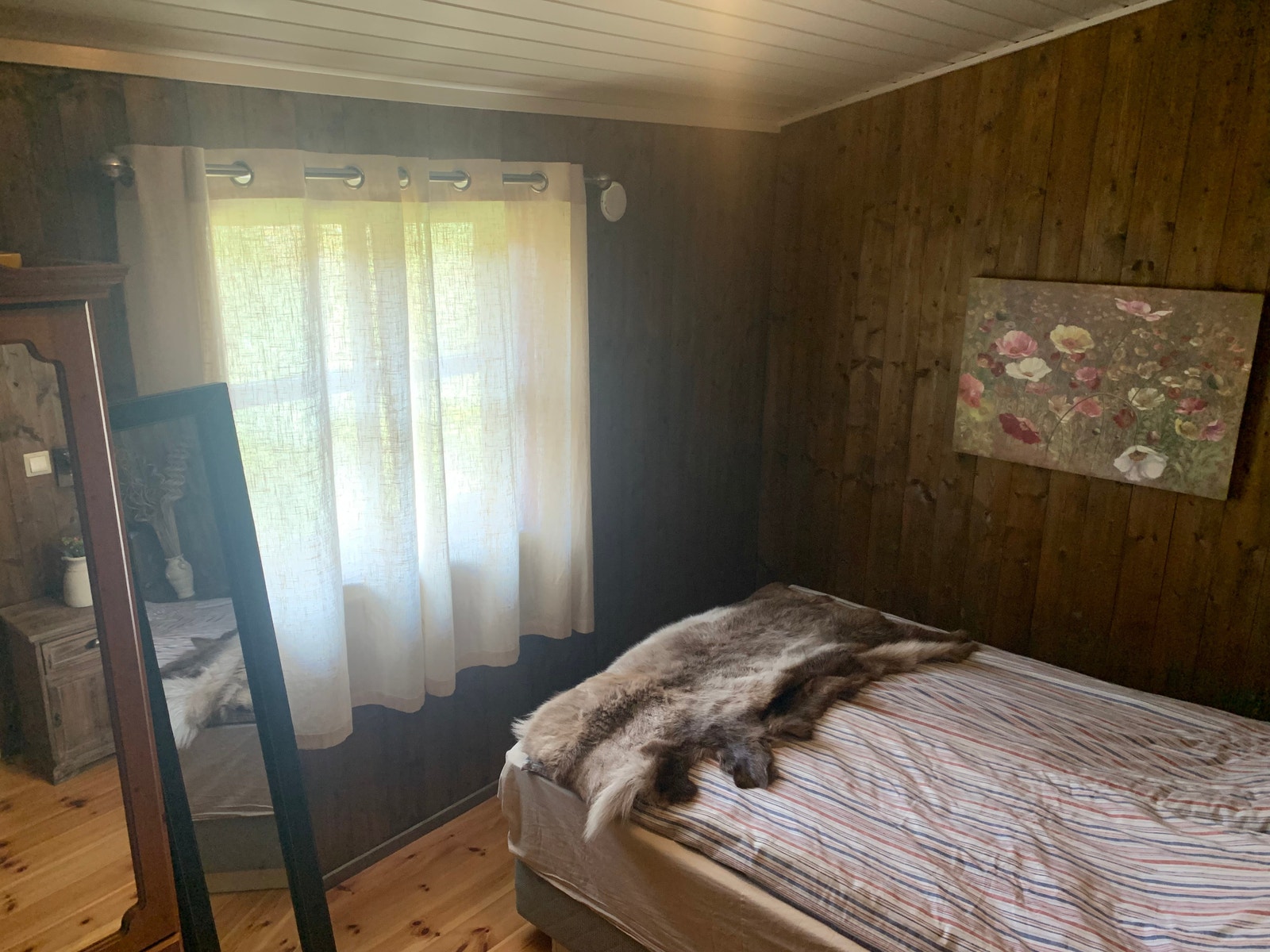 "Soverom 1". Ligger i i 2.etasje. Master bedroom, to soveplasser i dobbelt seng. Soverommer er 9,8 m2. Ligger ved siden av bad. Galleribilde