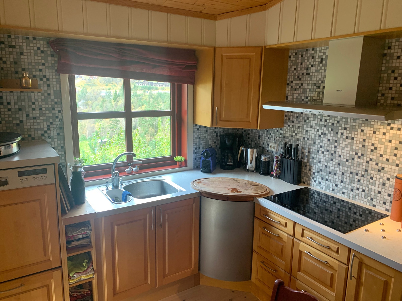 Kjøkken. Har snurre hjørneskap, det er veldig praktisk, får tak i alt som er langt inni skapet. Beste skapet jeg har hatt. Galleribilde