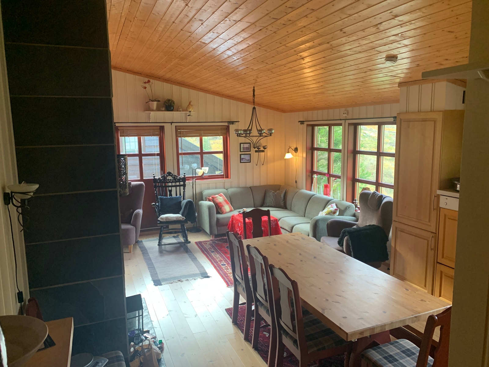 Stort kjøkken bord på kjøkken Galleribilde