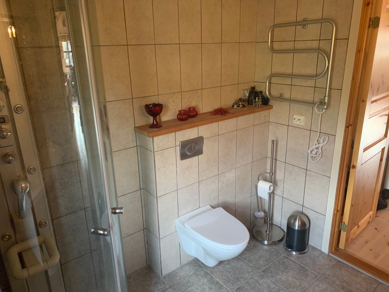 Bad i 2.etasje (5.5 m2), bilde av toalett. Galleribilde