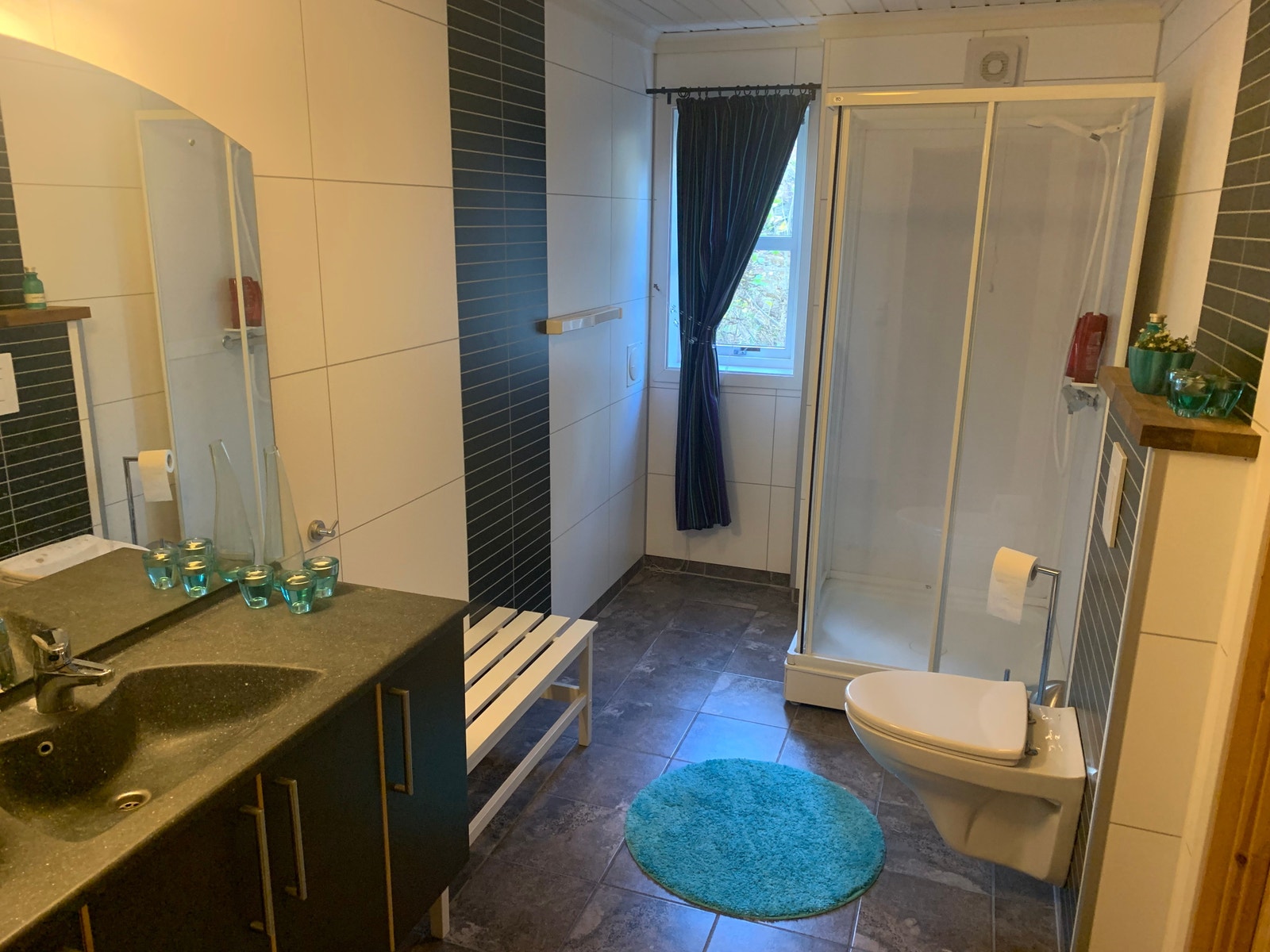 Stort bad i 1.etasje ( 6,5 m2) Galleribilde