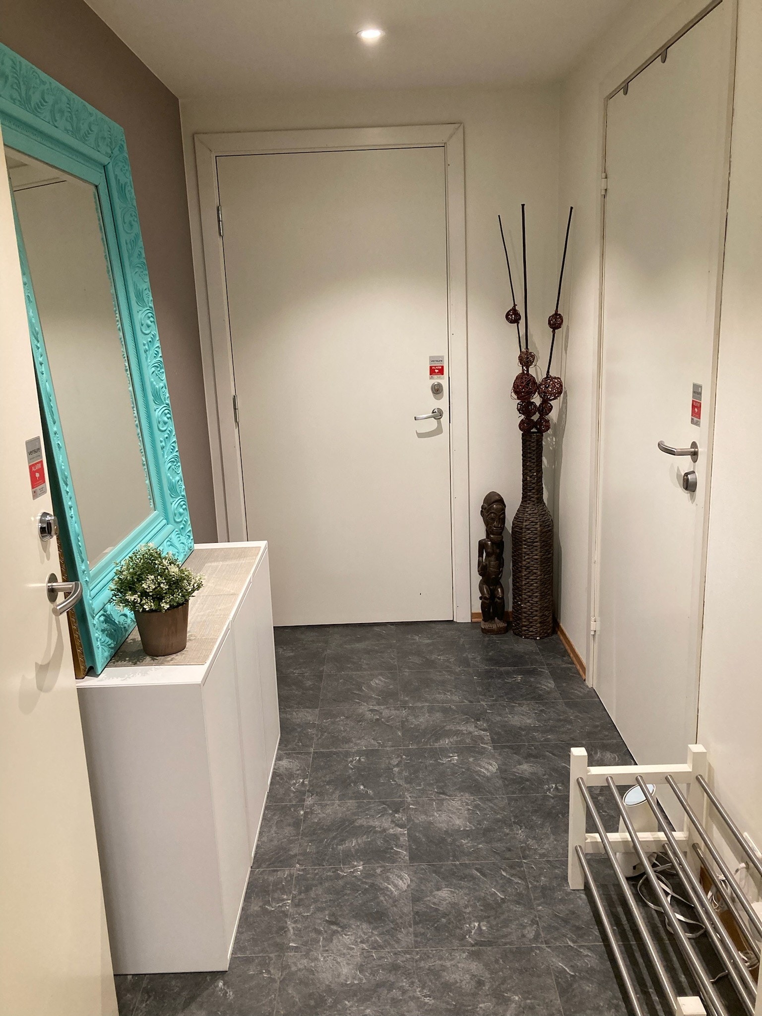 Velkommen. Felles gang med utleier. Hybel inn til høyre. Galleribilde