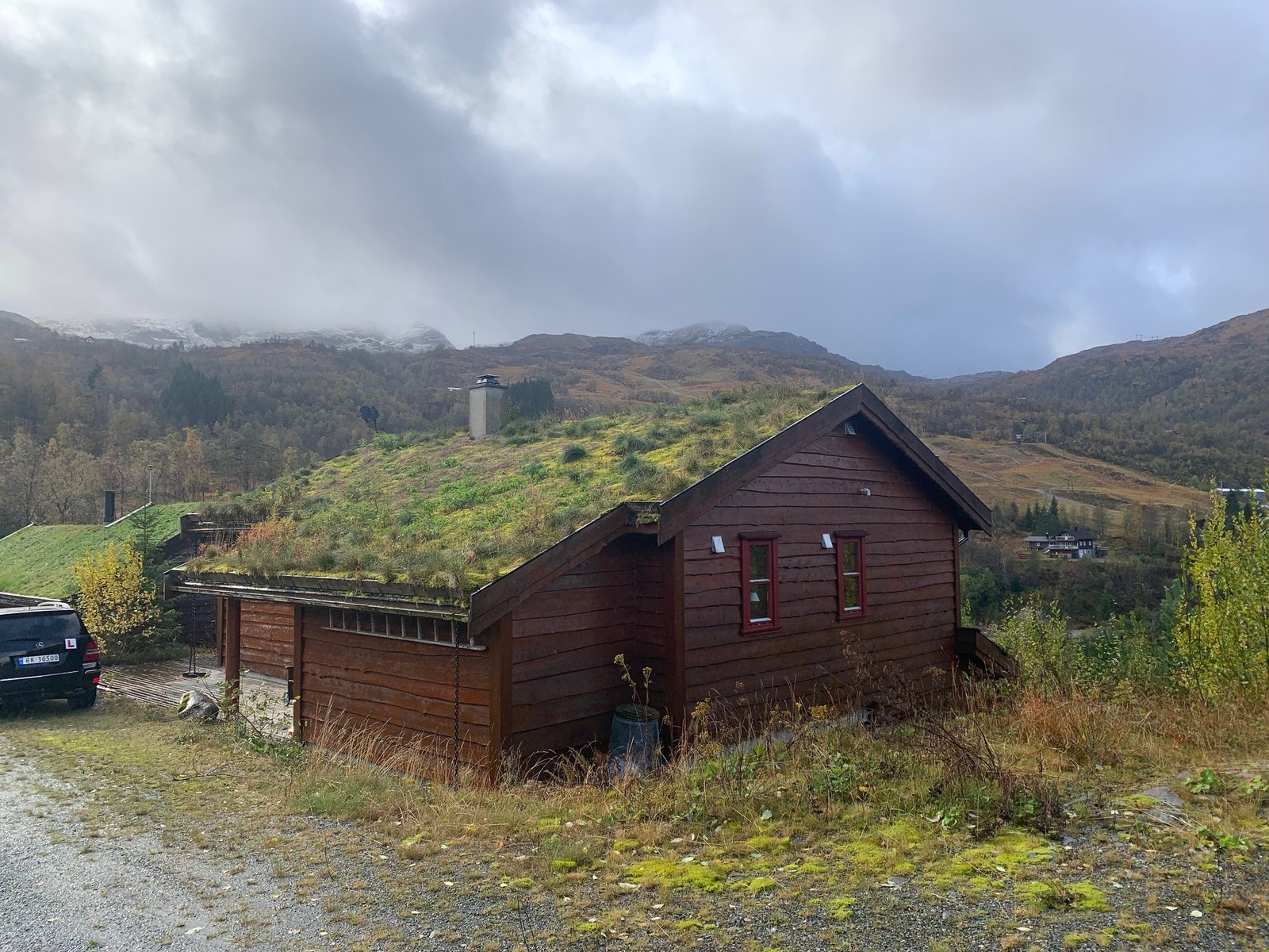 Hytten har torvtak som sklir fint inn i naturen. Galleribilde