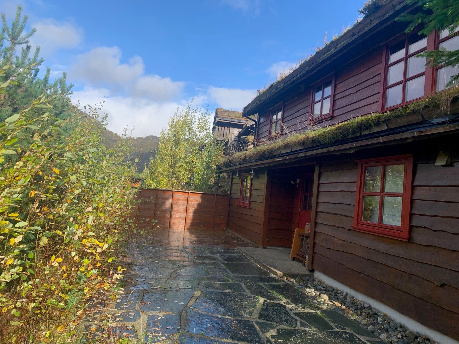 Forsiden som er mot skitrekket har av tilbaketrukket solplass hvor en kan grille og sole seg. Galleribilde