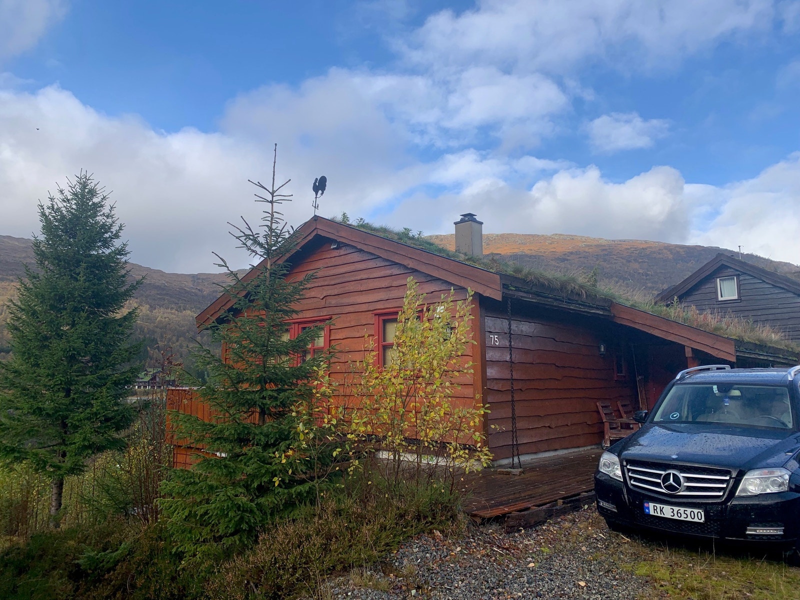 Det er to parkeringsplasser rett utenfor hytten, disse blir brøytet. Galleribilde