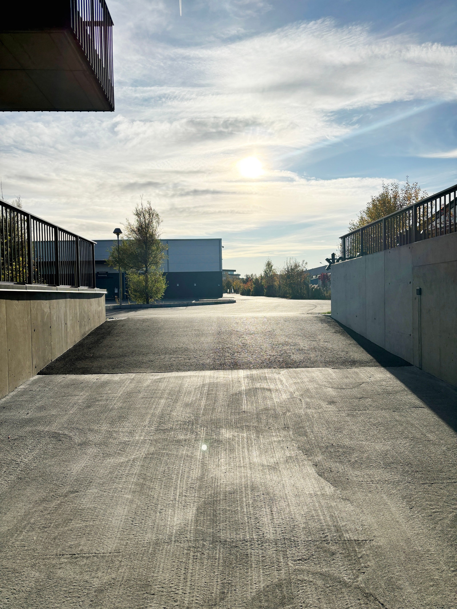 Inn- og utkjøringen til garasjen mot Varnaveien. Galleribilde