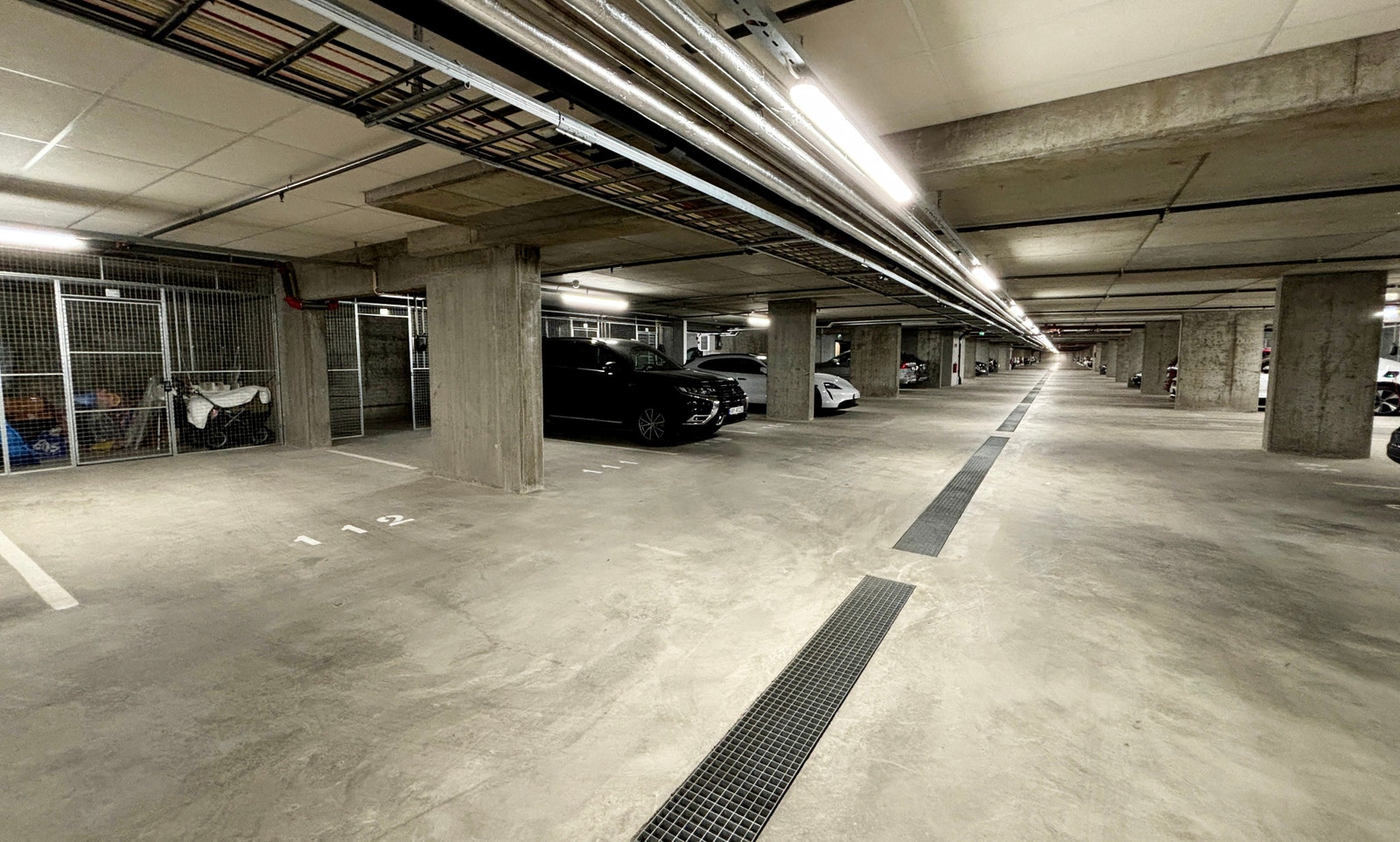 Garasjeanlegget har inn- og utkjøring til Ryggeveien og Varnaveien. Galleribilde