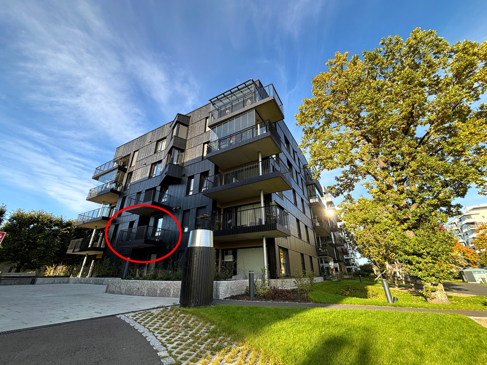 Leiligheten ligger i 2. etasje i Parkhus 2 på Rosenvinge Park. Galleribilde