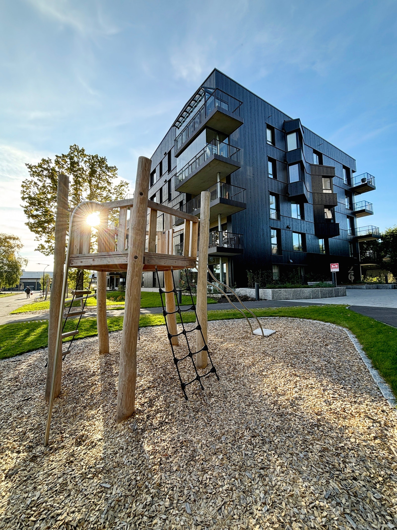 På fellesområdene utenfor blokka er det lekeapparater og flere sosiale soner. Galleribilde