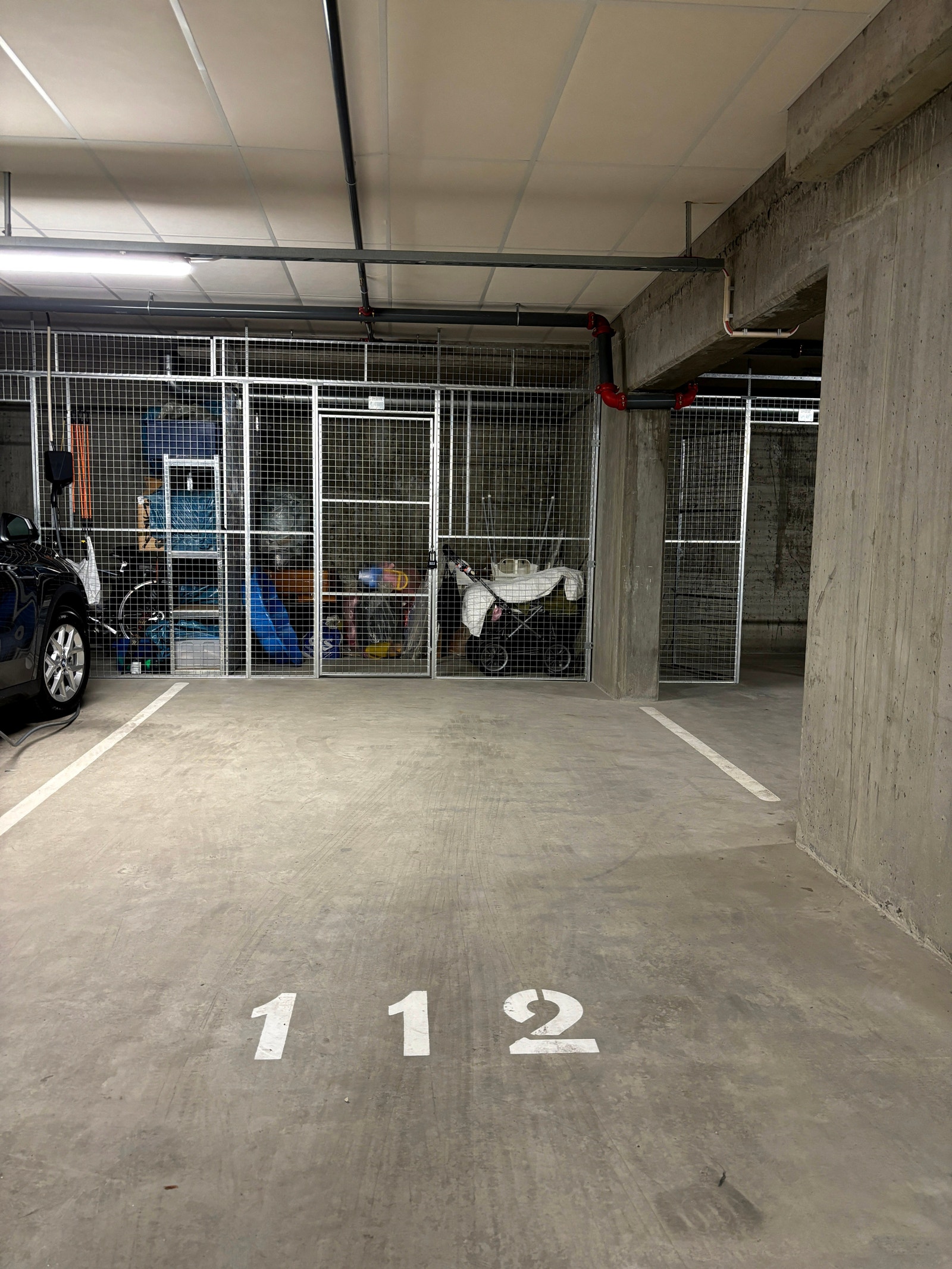 Garasjeplassen er romslig med tilhørende bod og kort vei til heisen som går opp til leiligheten. Det er mulighet for å montere elbillader på garasjeplassen. Galleribilde