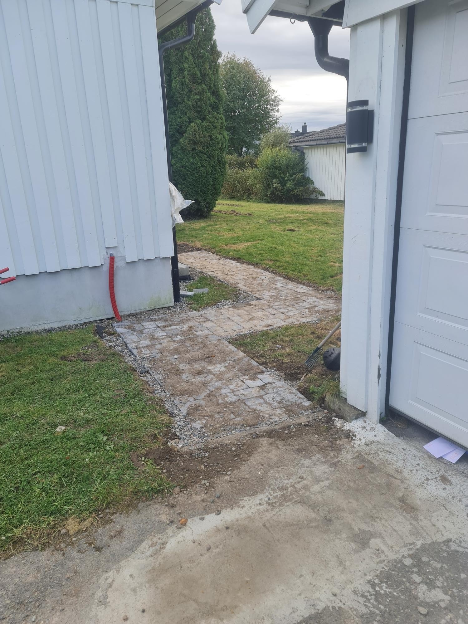 Gang vei fra garasjen til hybel Galleribilde