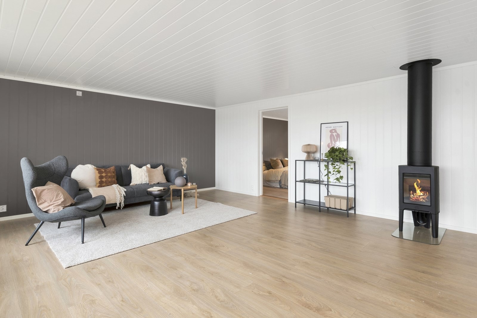 Lys og luftig stue med åpen stue - og kjøkkenløsning. Varmekabler i gulv. Galleribilde