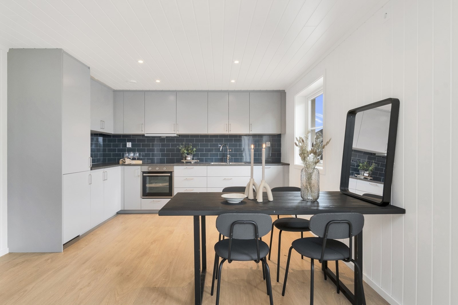 Nordvik Eiendomsmegling v/Hans Idar Markestad presenterer Lensbygdavegen 193. En nyoppført tomannsbolig med alt på ett plan og fantastisk utsikt. Galleribilde