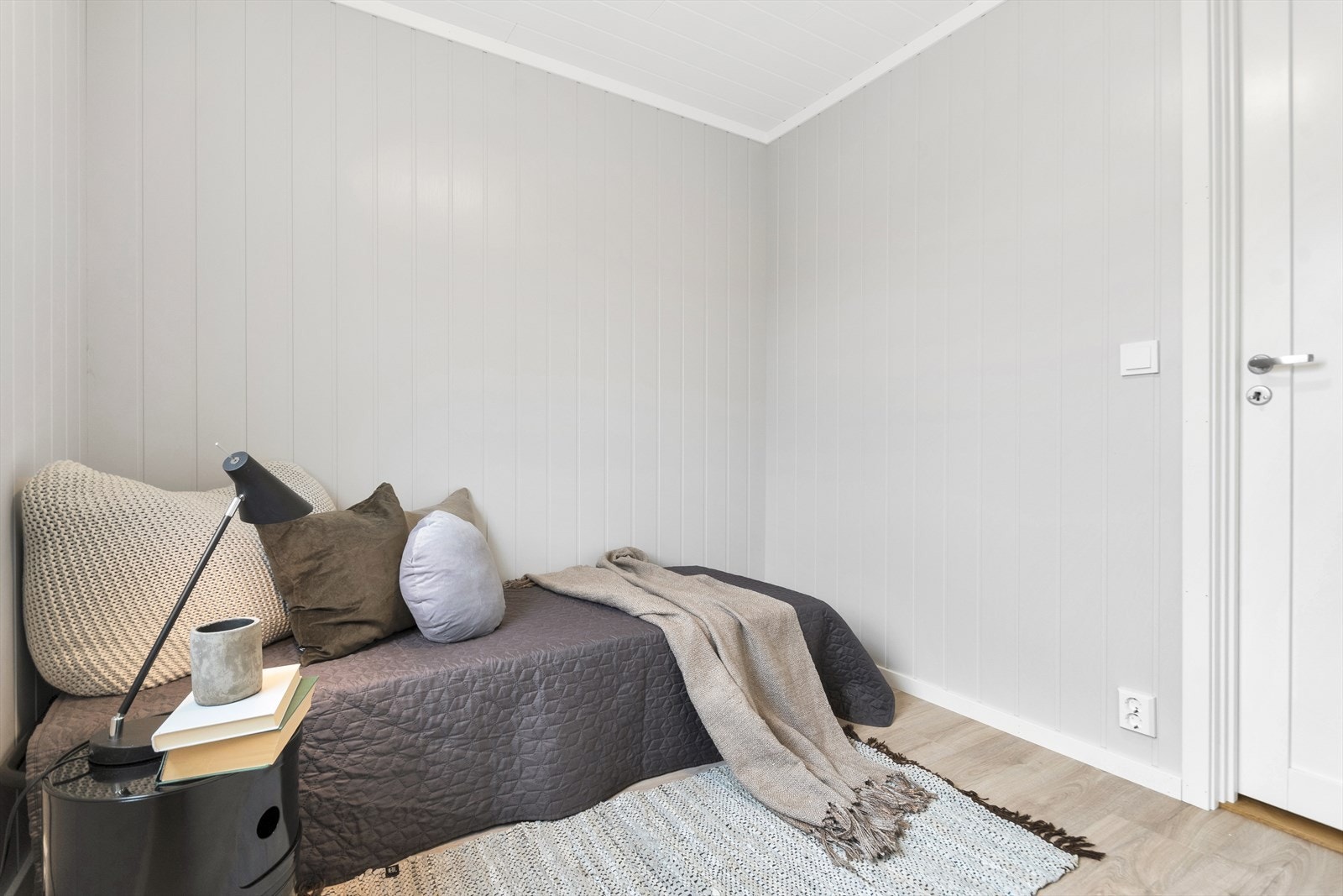 Soverom 1 i lyse farger med plass til garderobeskap. Galleribilde