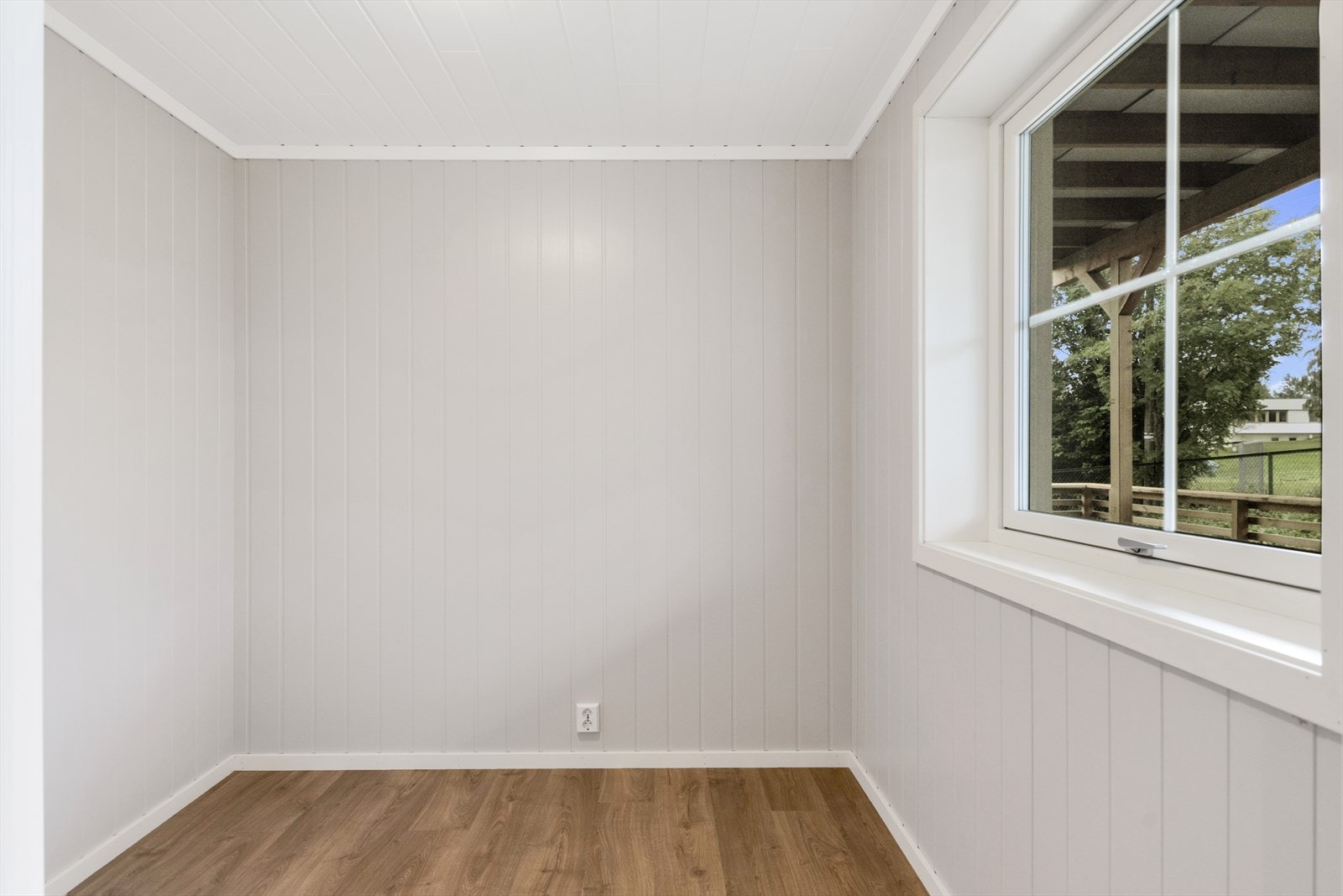 Soverom 2 i lyse farger med plass til garderobeskap. Bilder tatt i seksjon 3, avvik kan forekomme. Galleribilde