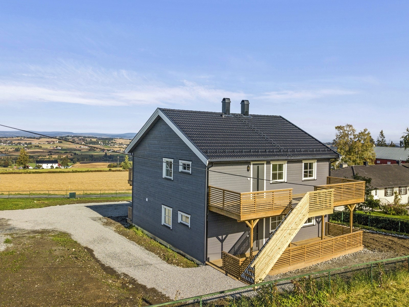 Hyggelig veranda fra seksjon 4 med gode solforhold. Verandaene er oppført i impregnerte materialer. Galleribilde