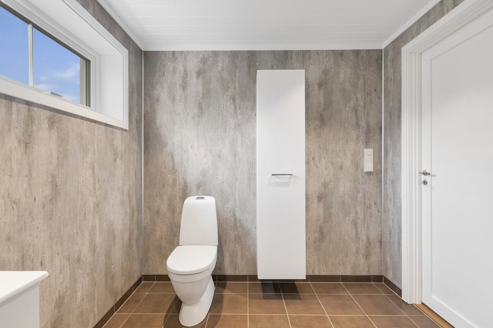 Vegghengt skap med god plass til oppbevaring, gulvmontert toalett og opplegg for vaskemaskin. Bilder tatt i seksjon 3, avvik kan forekomme. Galleribilde