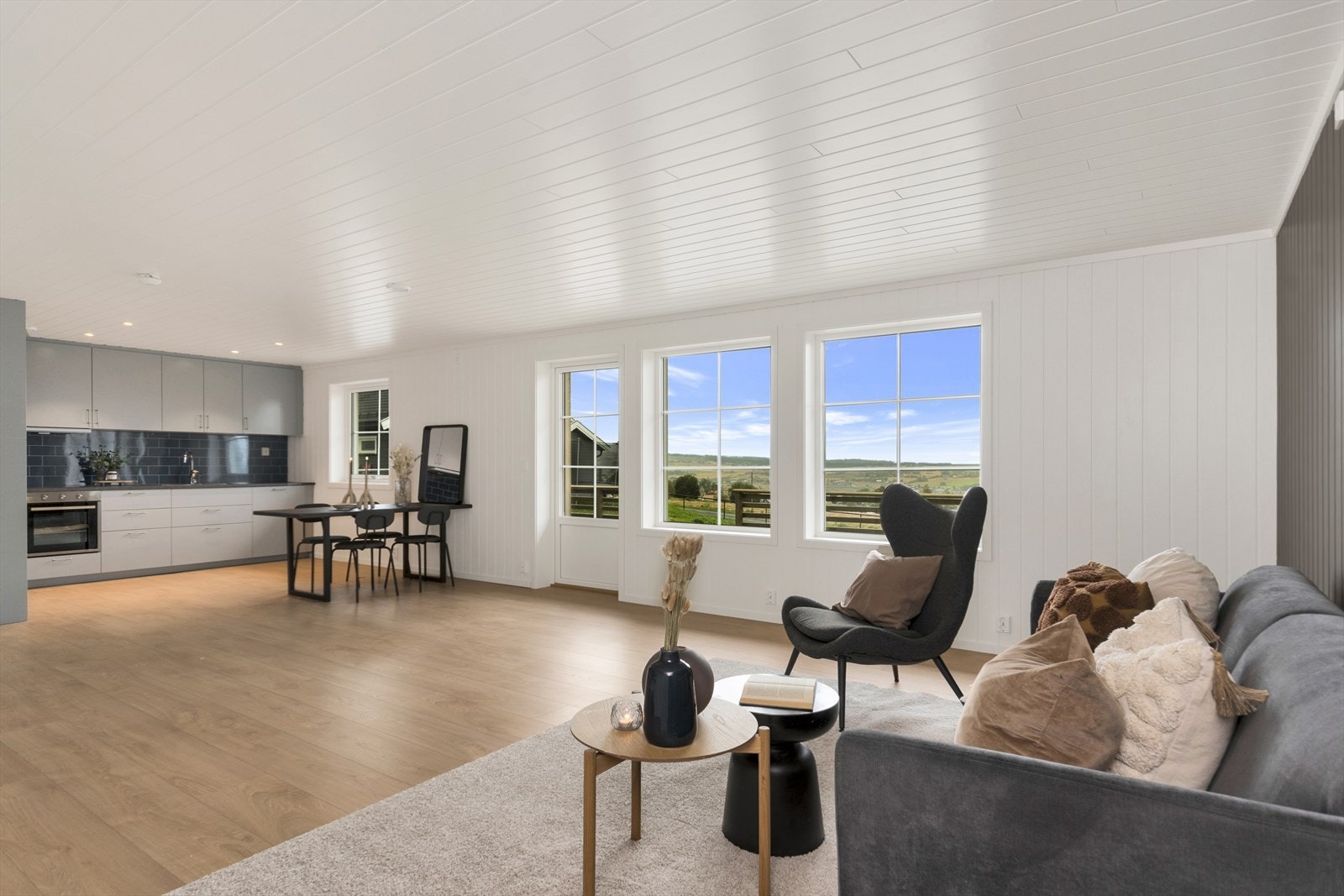 Store vinduer som gir godt gjennomlys. Bilder tatt i seksjon 3, avvik kan forekomme. Galleribilde