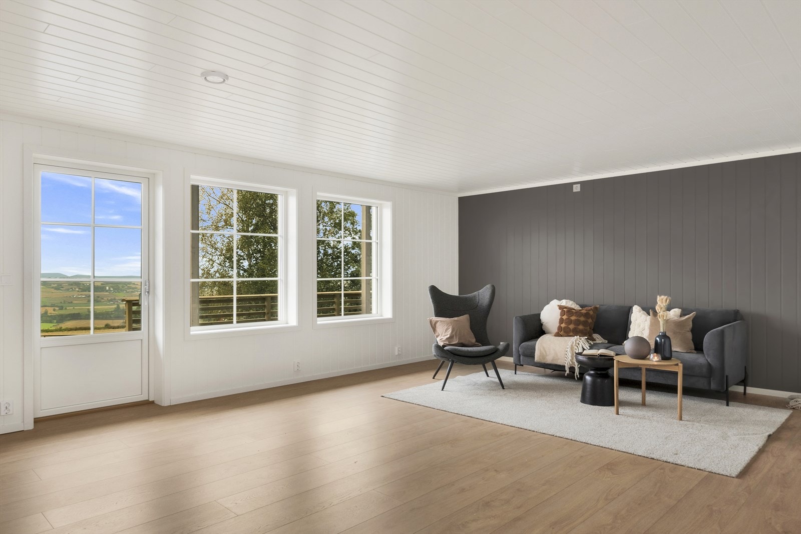 Lys og luftig stue med åpen stue - og kjøkkenløsning. Varmekabler i gulv. Bilder tatt i seksjon 3, avvik kan forekomme. Galleribilde