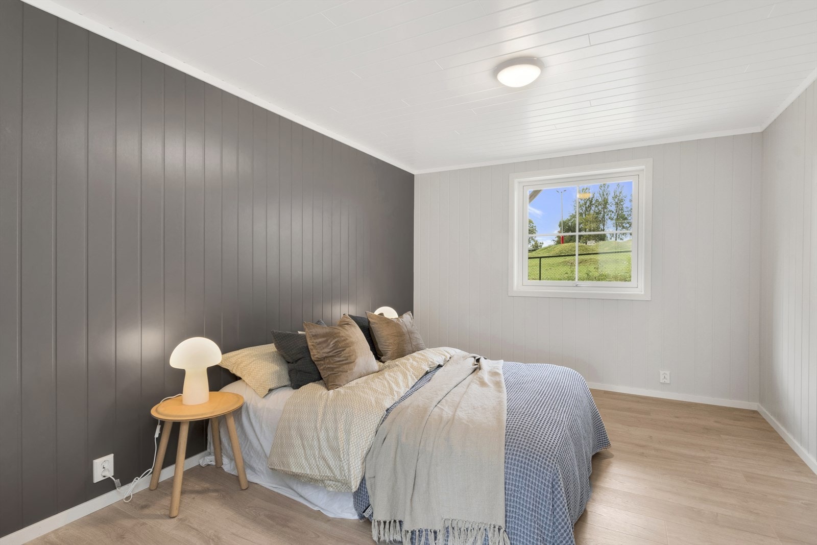 Soverom 3 i delikate farger med god plass til garderobeskap. Bilder tatt i seksjon 3, avvik kan forekomme. Galleribilde