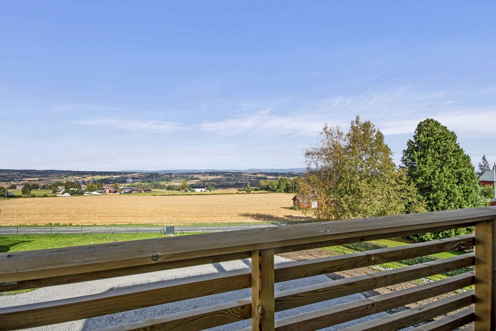 Fra stuen har du adkomst til boligens terrasse på fremsiden med fantastisk utsikt. Galleribilde