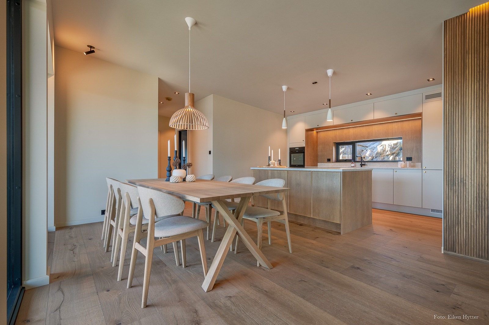 Kjøkken og spisebord Galleribilde