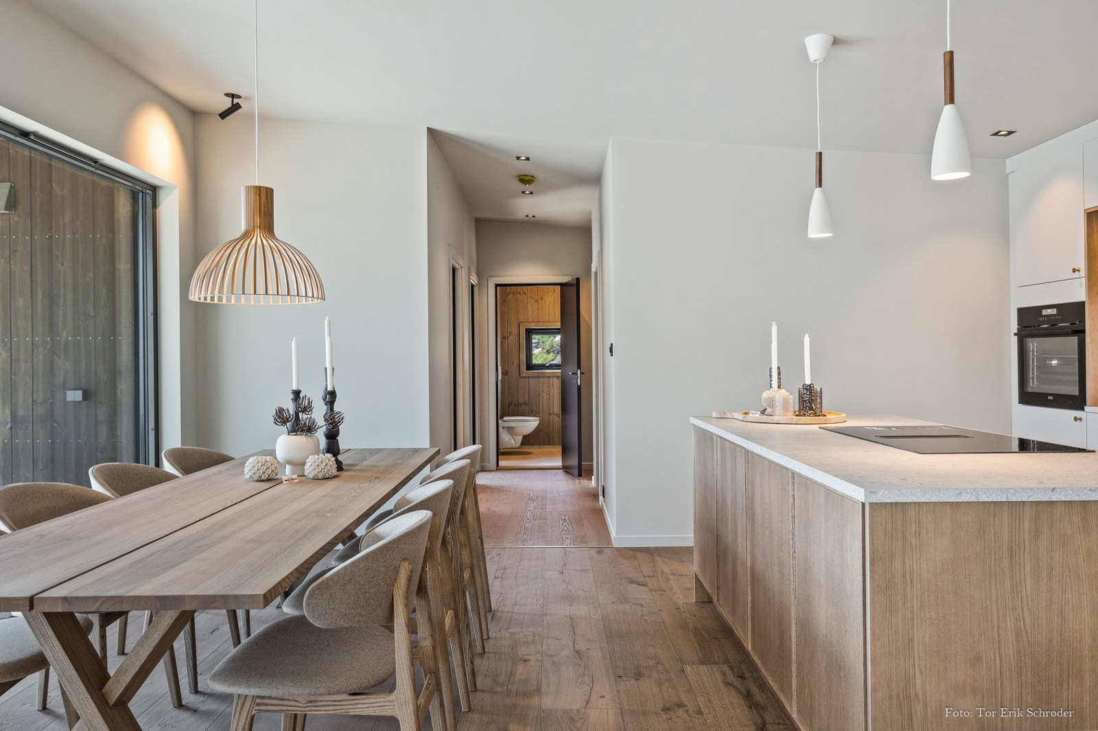 Spisebord og kjøkkenøy Galleribilde