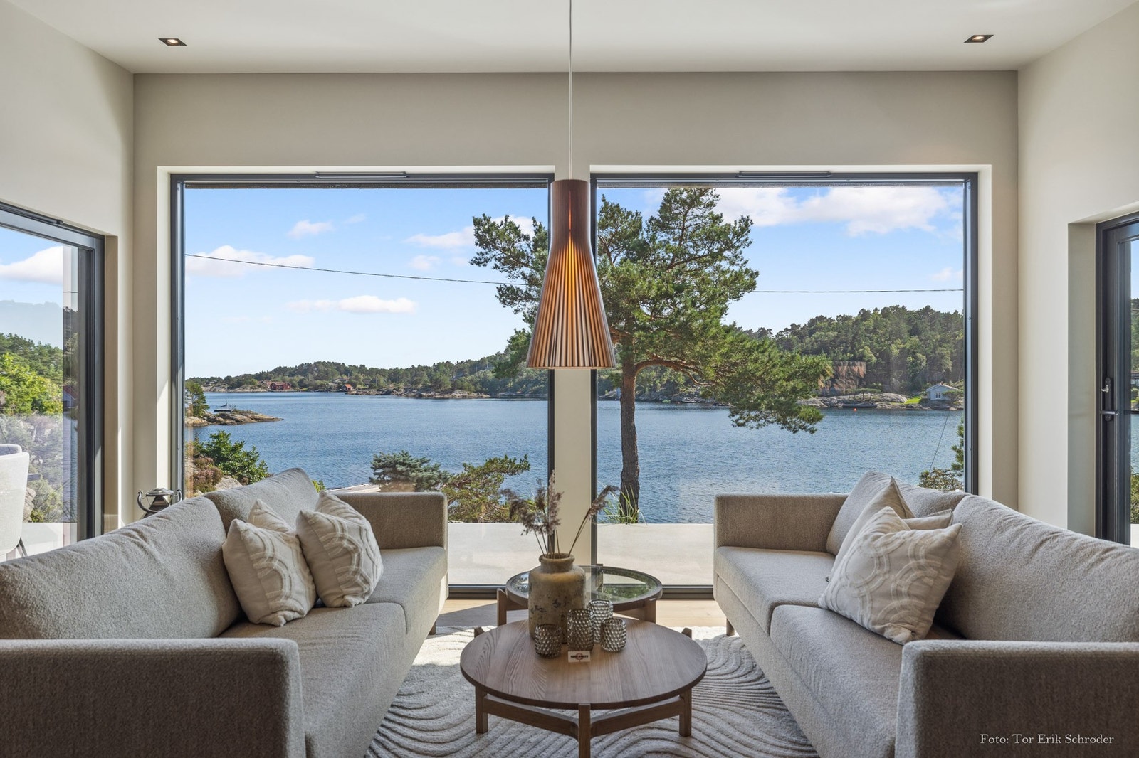 Gulvside vindu med fantastisk utsikt fra stue Galleribilde