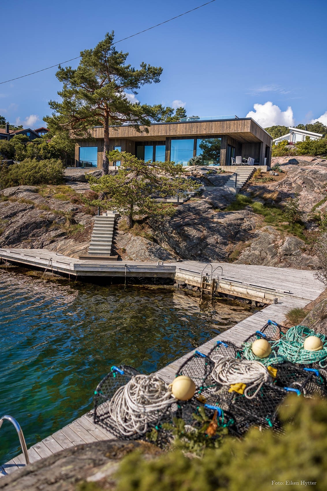 Skifertrapp fra brygge opp til hytta Galleribilde