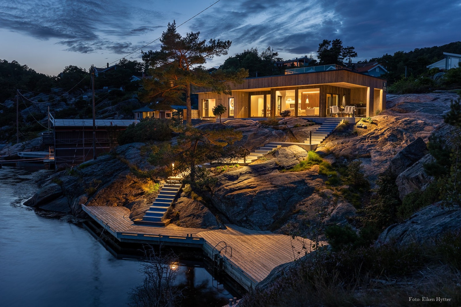 Fantastisk beliggenhet i sjøkanten med egen brygge Galleribilde