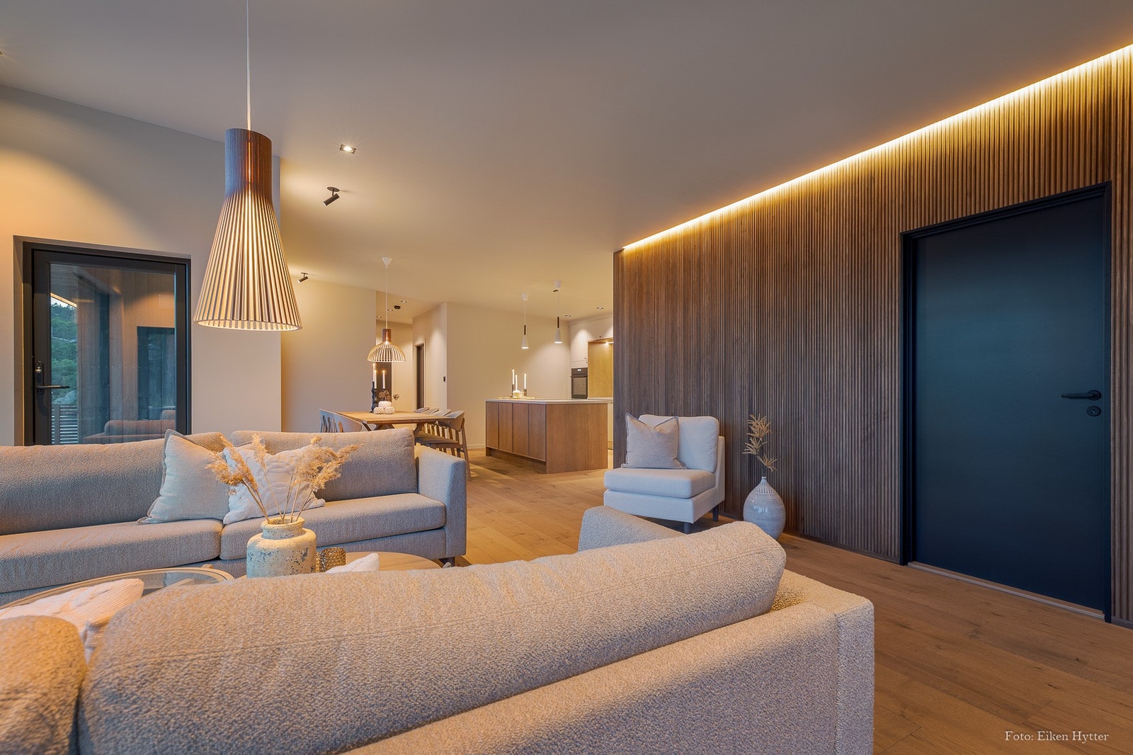 Kveldsstemning i stua med ledstripe i tak Galleribilde