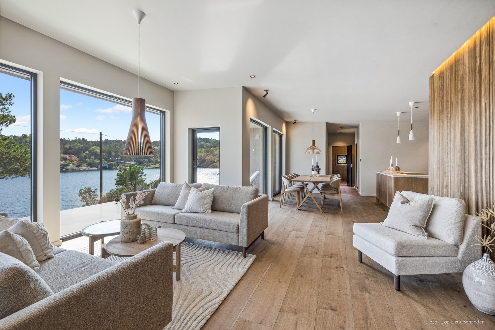 Moderne materialvalg i stue/kjøkken Galleribilde