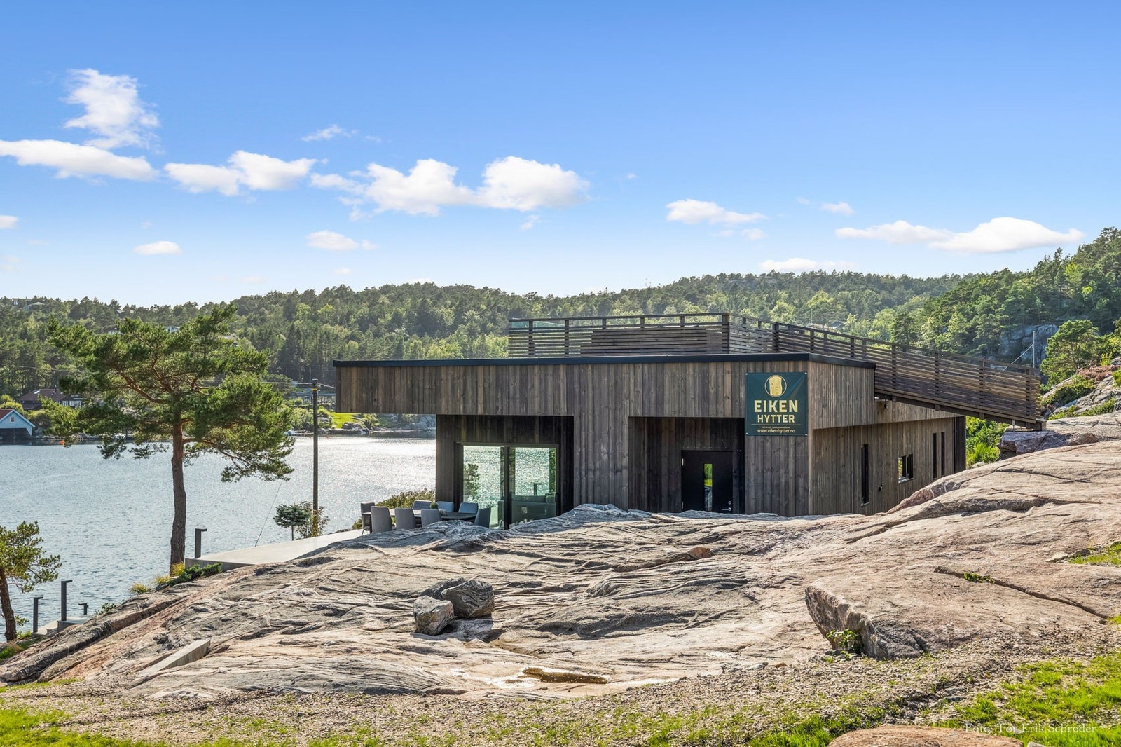 Hytten ligger nedsenket i terrenget Galleribilde