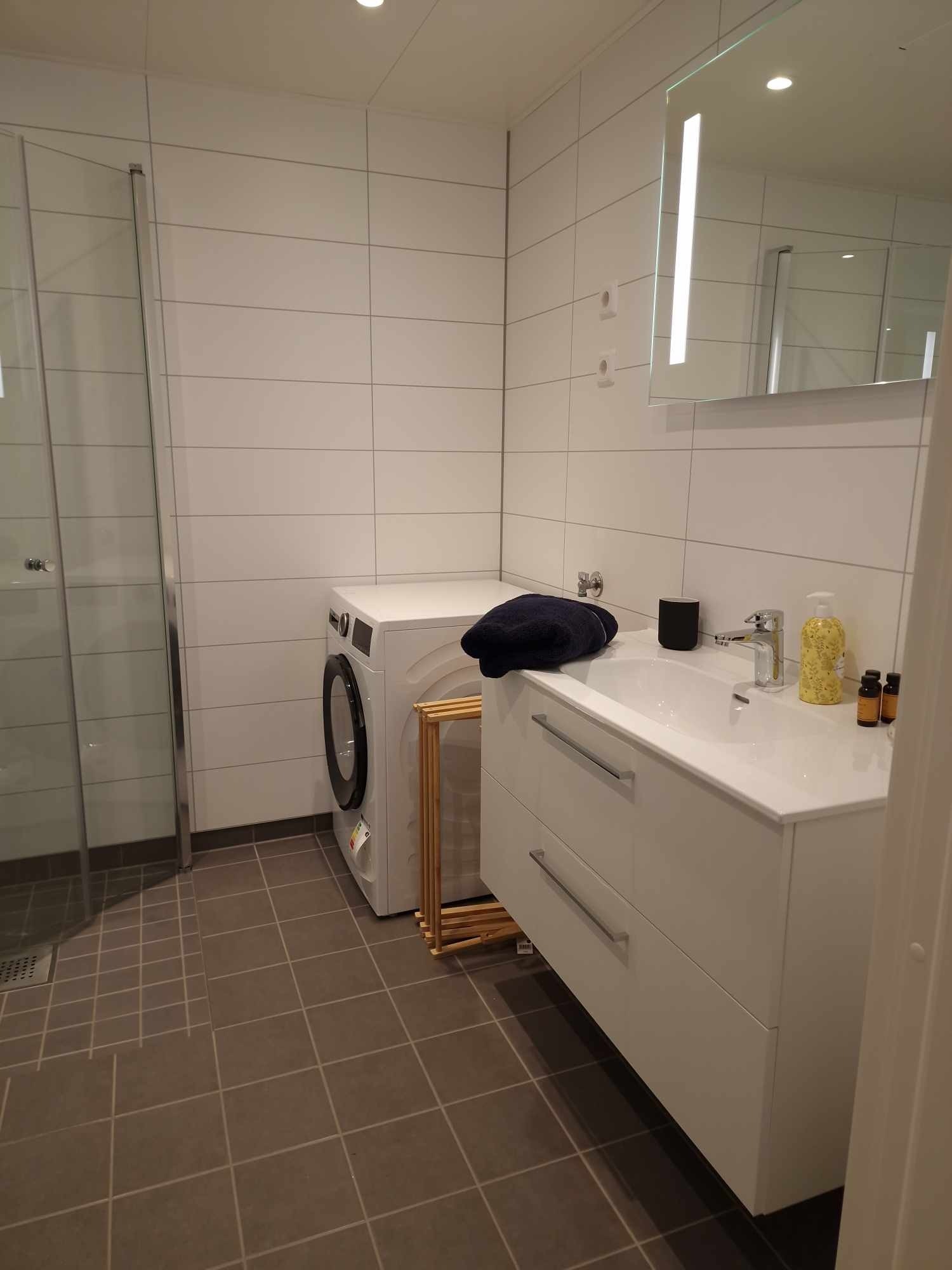 Bad med mulighet for vaskemaskin og tørketrommel Galleribilde