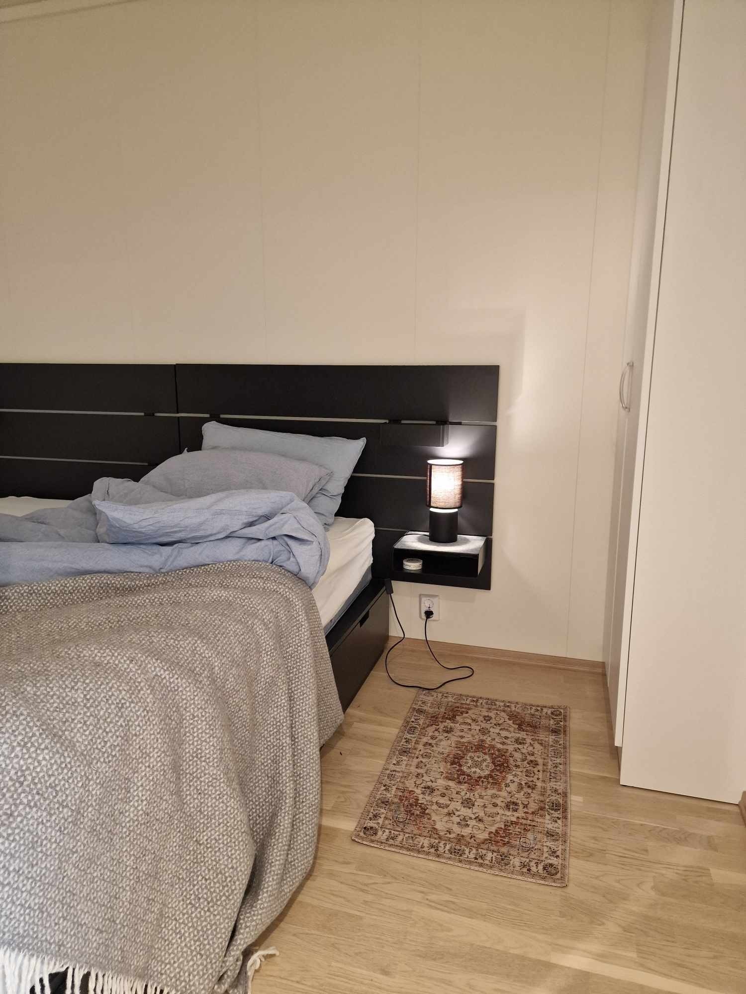 Soverom med god plass til dobbeltseng Galleribilde