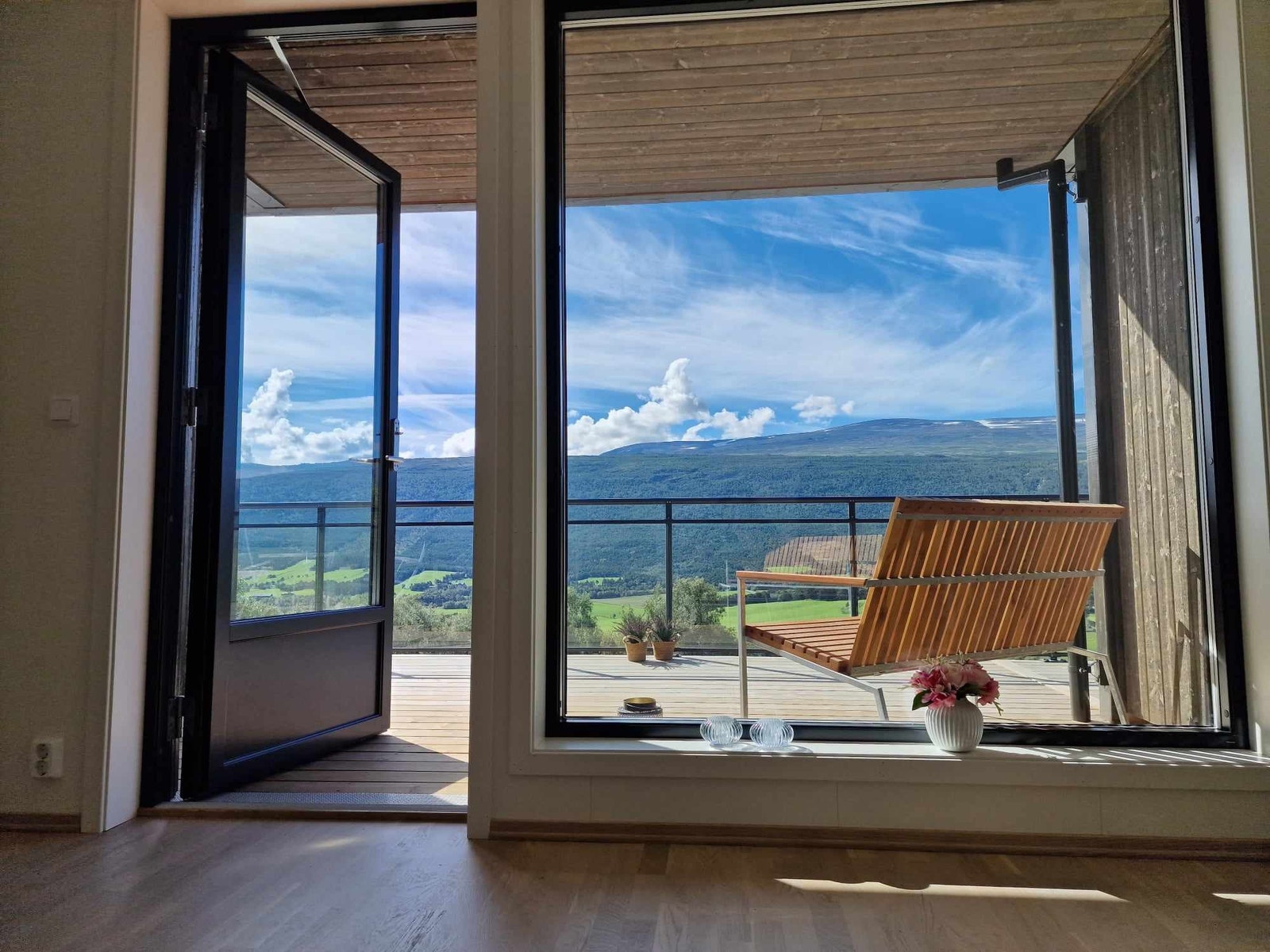 Flott verandra, skjermet og med fantastisk utsikt Galleribilde