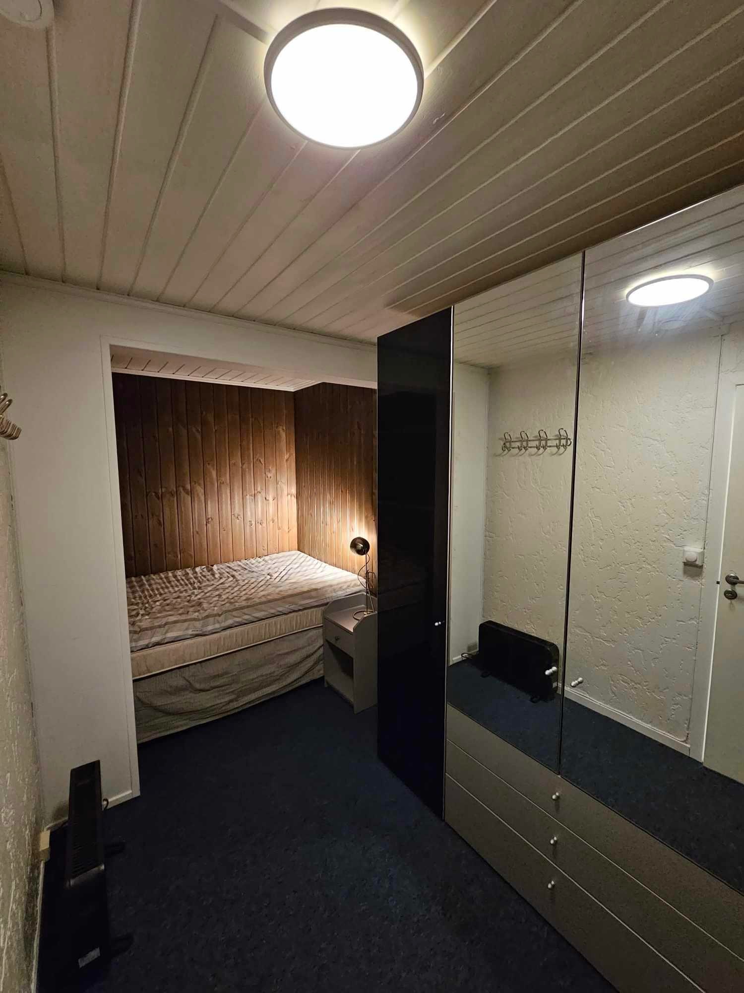 Soverom med god skapplass Galleribilde