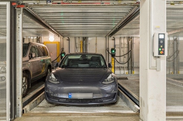 Plattform med elbillader. Galleribilde