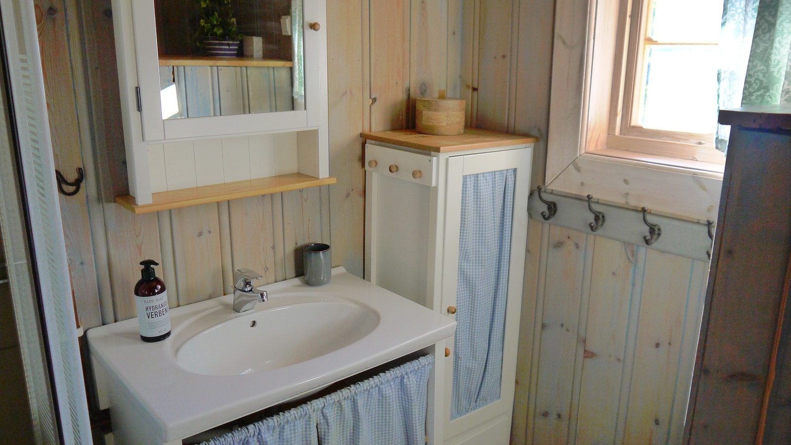 Bad 2 med dusj, servant og WC i 1. etg Galleribilde