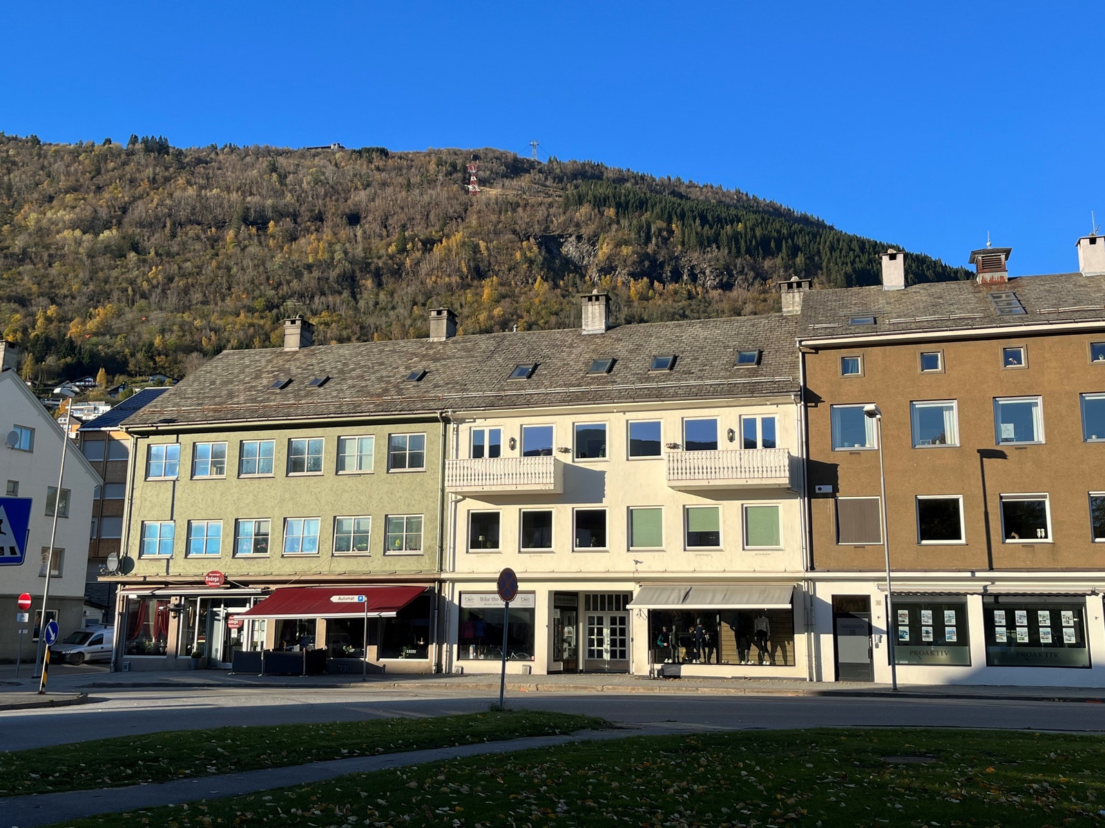 Leiligheten ligger i 2. etg. Hvitt bygg. Galleribilde