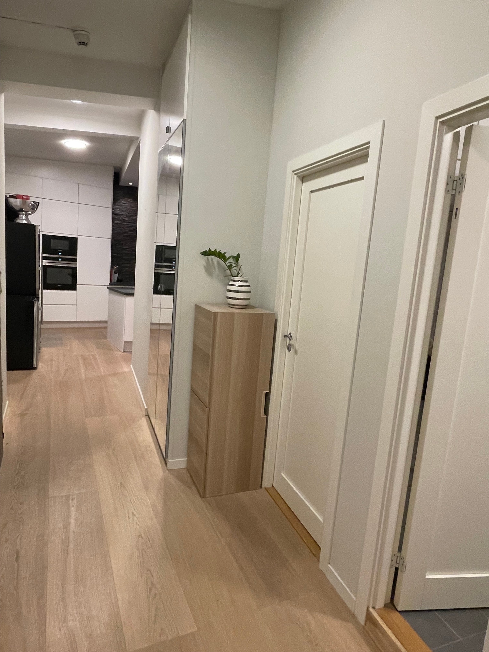 Gang mot åpen stue/kjøkkenløsning Galleribilde